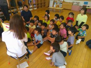 「ぎゅっ」をみる子ども達