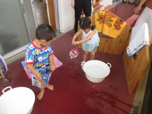 ペットボトルシャワーで遊んでいるところ２