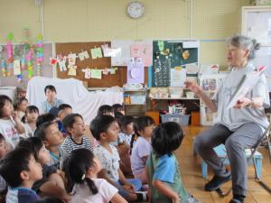４歳児　絵本に釘付け