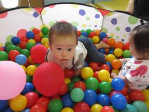 ボールプールの中に入って遊んでいます