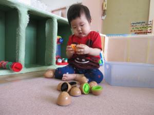 型合わせの卵のおもちゃで遊んでます