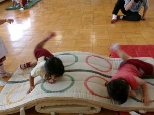 4歳児ほし組がマットを転がっています