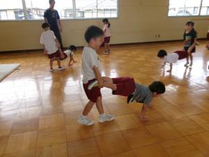 5歳児1組が手押し車に挑戦しています