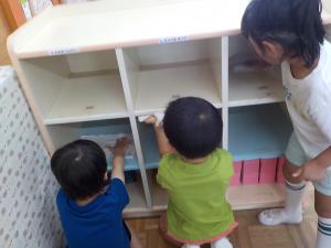 ロッカーの拭き掃除をする3歳児