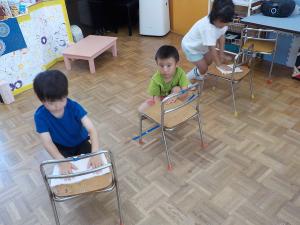 イス吹きをする3歳児たち