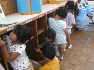 部屋のロッカー掃除をする子どもたち