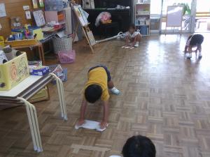 床拭きをする4歳児5歳児