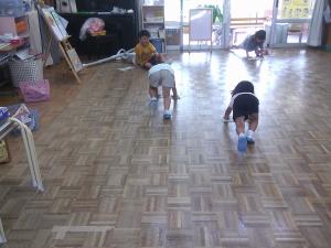 雑巾がけ競争をする子ども達