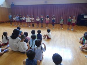 5歳児が歌っています