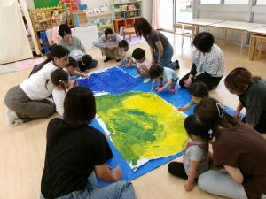 2歳児　絵の具遊び2