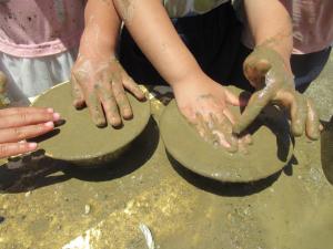 泥を手で触るとペタペタする