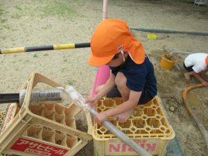 手作り装置で水を流すよ