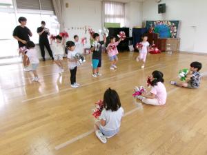 ダンスの見せ合いっこ