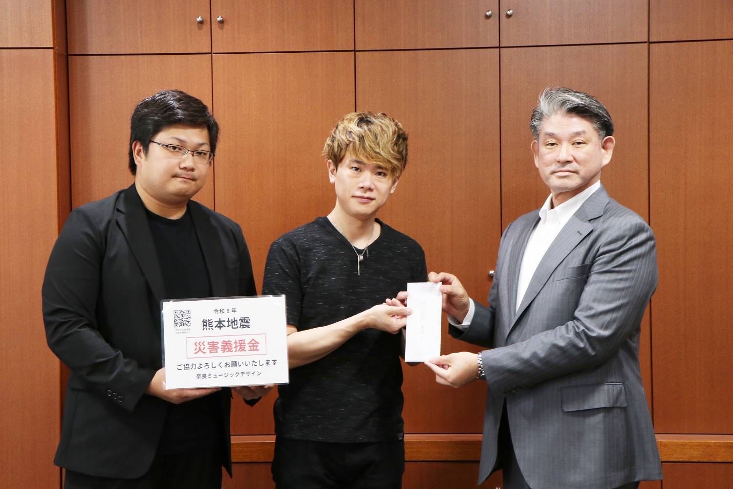 市長へ受け渡しの様子