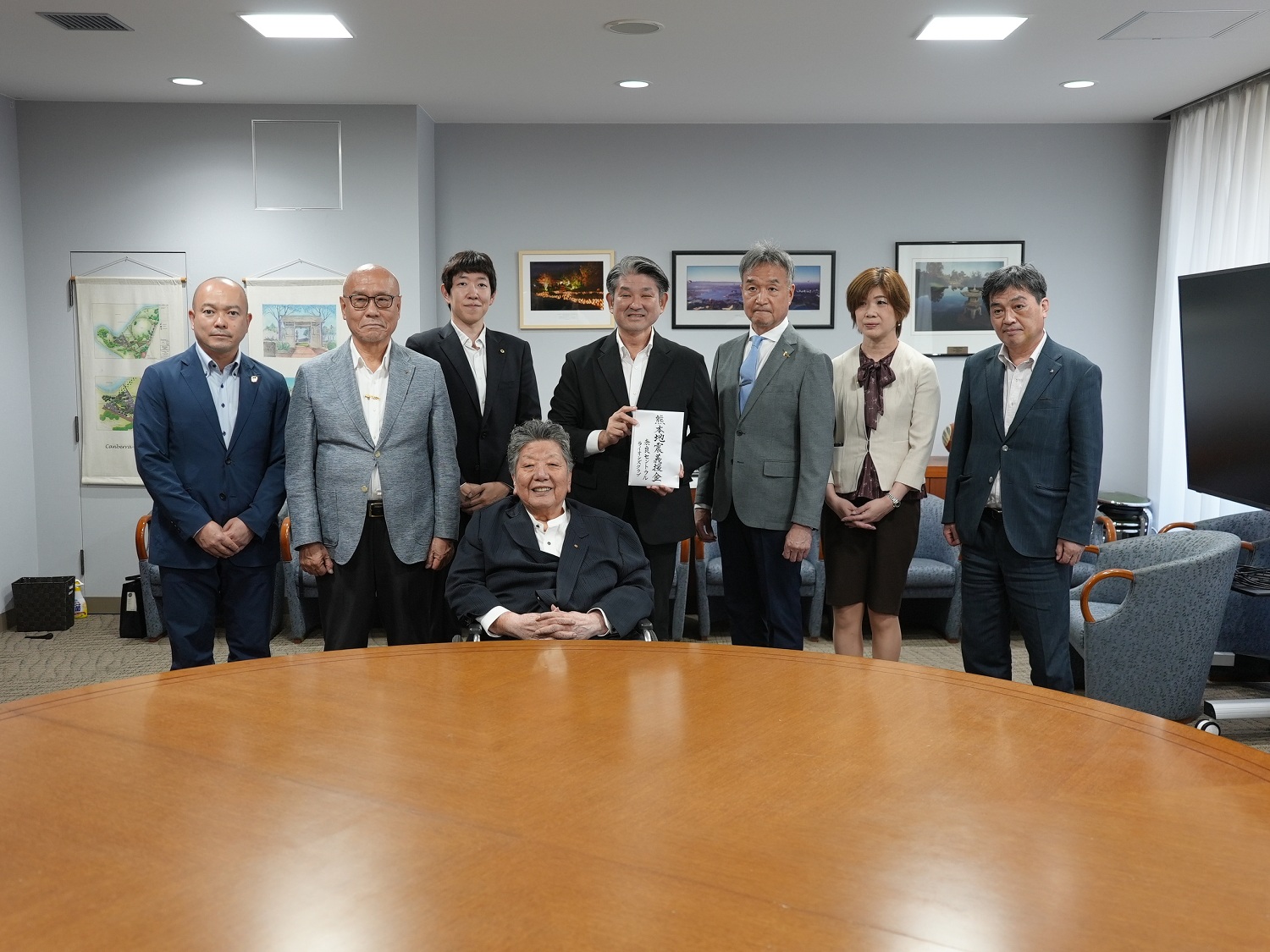 市長へ目録受け渡し（集合写真）
