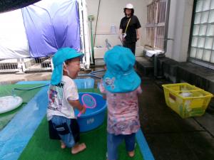 一緒に水遊びをして楽しんでいます。