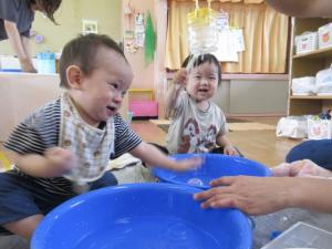 ペットボトルシャワーから流れる水を嬉しそうに眺める