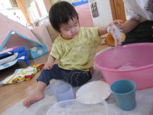 タライから春雨を移して遊んでいる