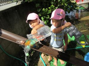 2人の子どもがといに水を流すことを楽しんでいます。