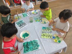 5歳児はじき絵を楽しむ様子