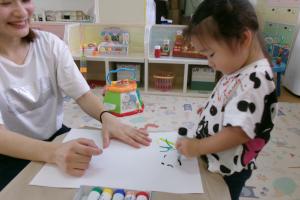 お絵描きをする親子