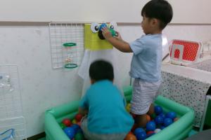 ボールで遊ぶ子ども達