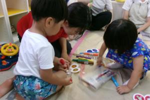 とんぼの製作をする親子