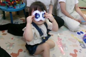 とんぼの眼鏡からのぞく子ども