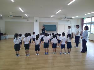 始業式の並んでいる場面