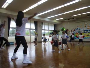 ポンポンを持って踊ります