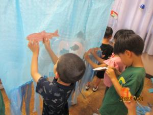 夏まつりの準備をする子ども