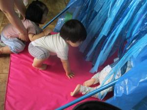 入り口をくぐる子ども
