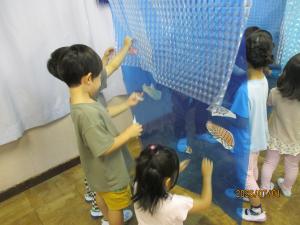 海の生き物を作る子ども
