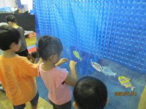 海に魚を貼る子ども