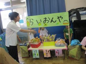 屋台でお客さんを待つ子ども