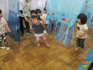 海の間を通る子ども達