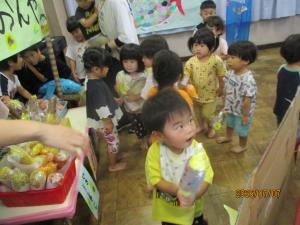 チョコバナナを買った子ども