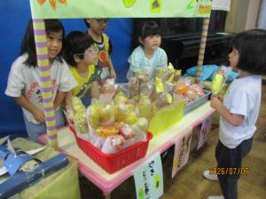 買い物をする子ども