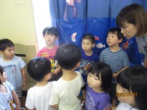 話を聞く子ども