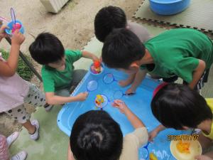 金魚すくいをする子ども