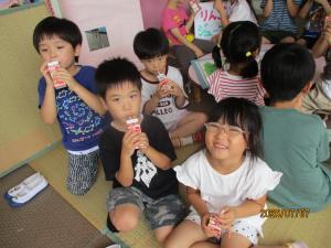 休憩する子どもたち