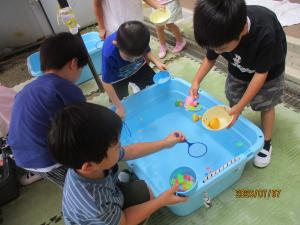 たくさんすくっている子ども