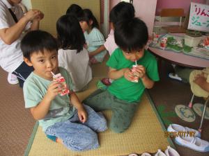りんごジュースを飲む子ども