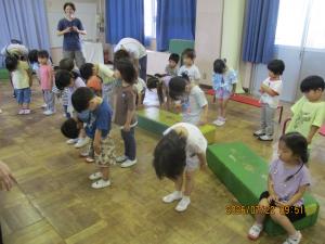 いろいろな動きをしている子ども