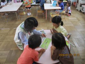お部屋で絵本を読んでもらっています