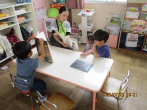 みんなで絵本を読みます