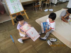 自分で読んでみようとする子ども