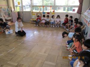 先生の話を聞く子どもたち