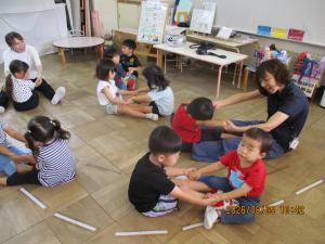 体を使って学びます