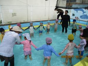 プール遊びをする子ども